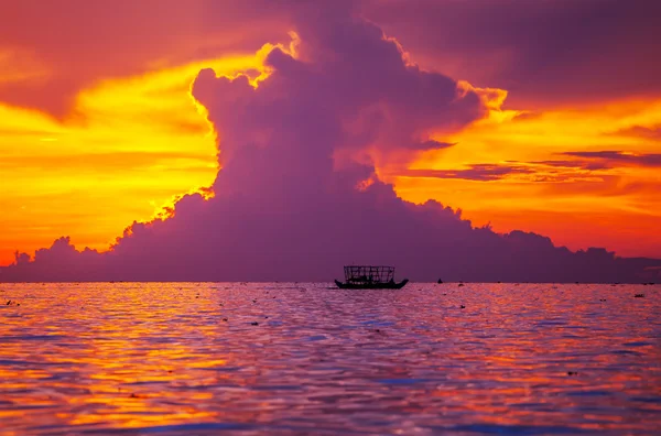 Fiskebåt i Kambodja — Stockfoto