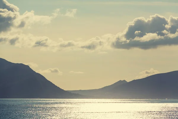 Paisaje del norte de Noruega con hermosas montañas y lago —  Fotos de Stock