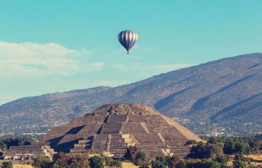 Renkli balon Teotihuacan yukarıda