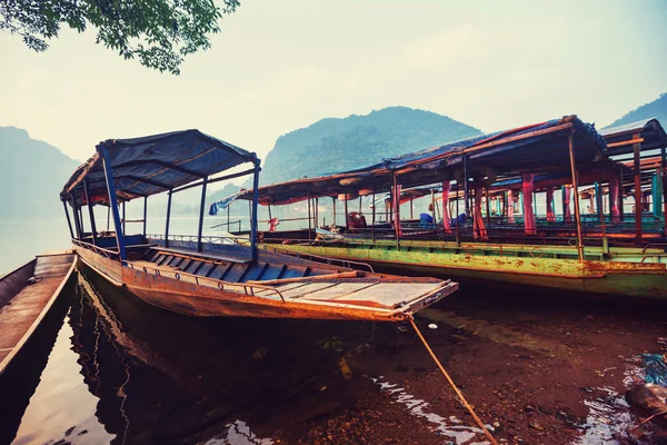 Лодки на берегу озера Бабе — стоковое фото