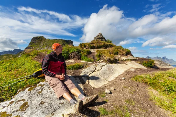 Turista élvezte a tájat, a Lofoten-szigetek — Stock Fotó