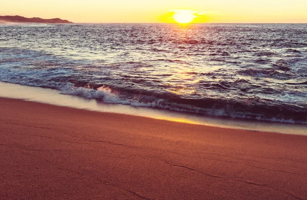 Puesta de sol escénica en la costa del mar — Foto de Stock