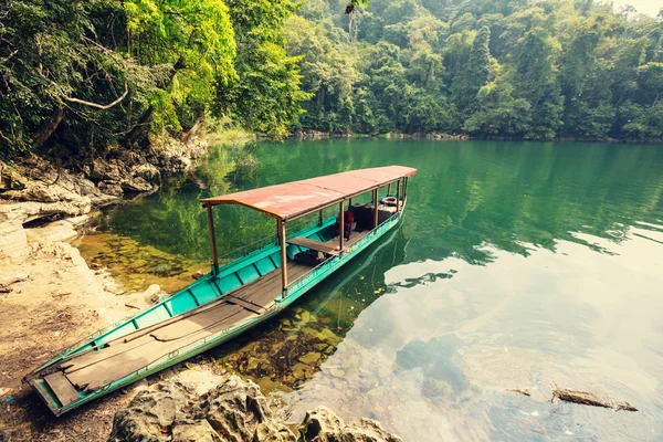 Boot op de oever van sereniteit Babe Lake — Stockfoto