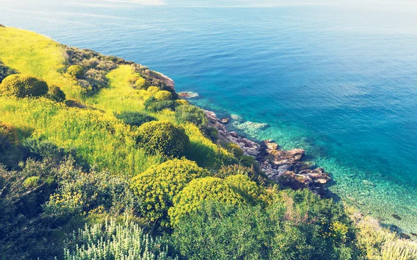 ギリシャの岩の多い海岸線 — ストック写真