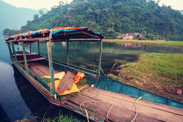 Boat on the shore of serenity BaBe Lake — Stock Photo, Image