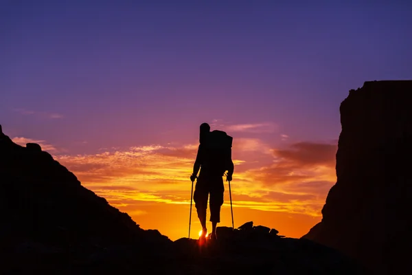 Silueta de excursionista al atardecer —  Fotos de Stock