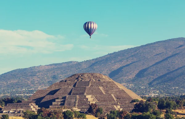 Ballon coloré au-dessus de Teotihuacan — Photo