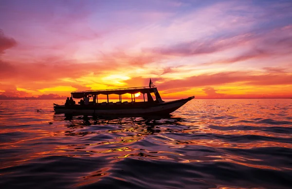 Barca da pesca al tramonto — Foto Stock