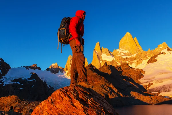 Joven de pie sobre roca —  Fotos de Stock