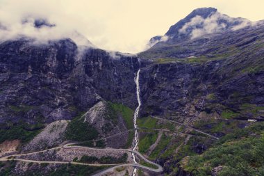 Yılan gibi dağ yolu
