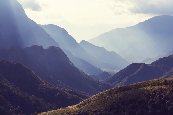 Vista delle montagne con i raggi del sole — Foto Stock