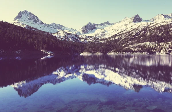 Bellissimo lago in montagna — Foto Stock