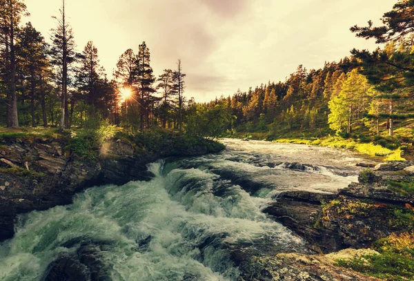 Rzeka w Norwegii na zachodzie słońca — Zdjęcie stockowe