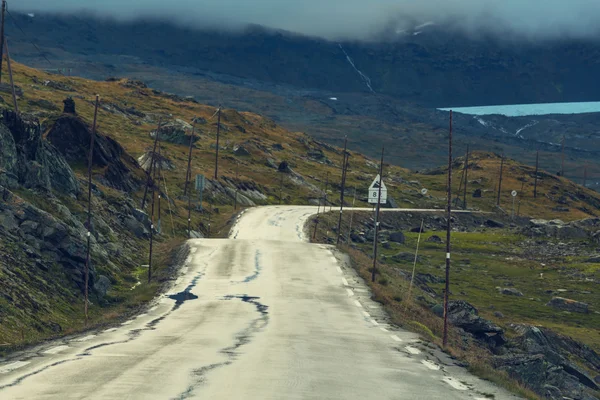 Carretera en Noruega montañas —  Fotos de Stock