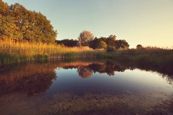 夕日の美しい湖 — ストック写真