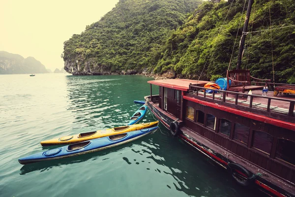 Canots dans la baie d'Halong — Photo