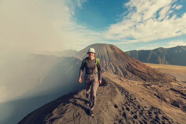 Turista a piedi del vulcano Bromo — Foto Stock