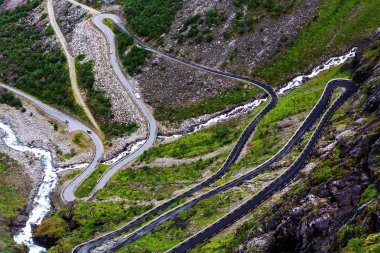 Norveç'te serpantin dağ yolu