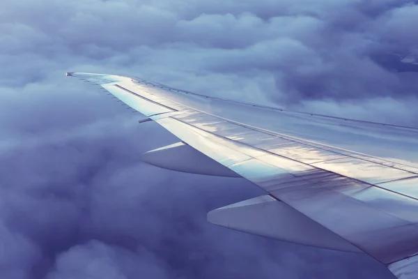 Skrzydła samolotu nad chmury — Zdjęcie stockowe
