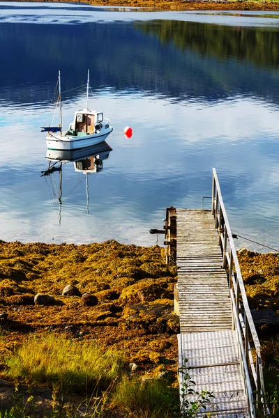 北極圏のノルウェーの湖でボートします。 — ストック写真