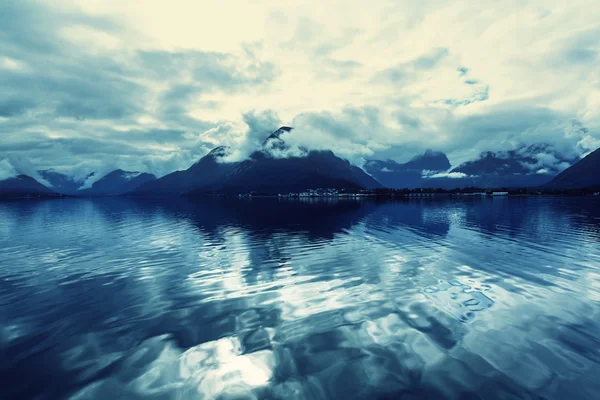 Norveç 'te dağlar manzarası — Stok fotoğraf
