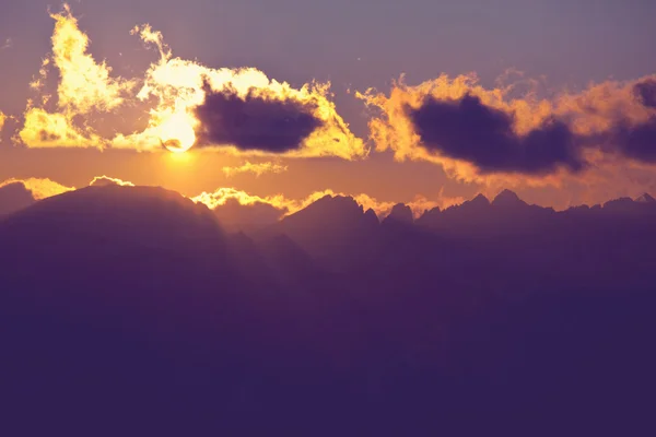 Belo pôr do sol nas montanhas — Fotografia de Stock