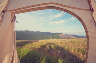 Yeşil otlak üzerinde çadır