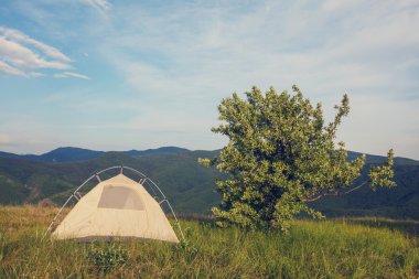 Yeşil otlak üzerinde çadır