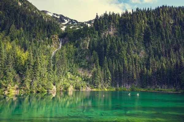 Pintoresco paisaje de lago — Foto de Stock