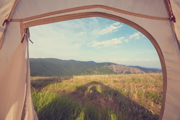 Yeşil otlak üzerinde çadır