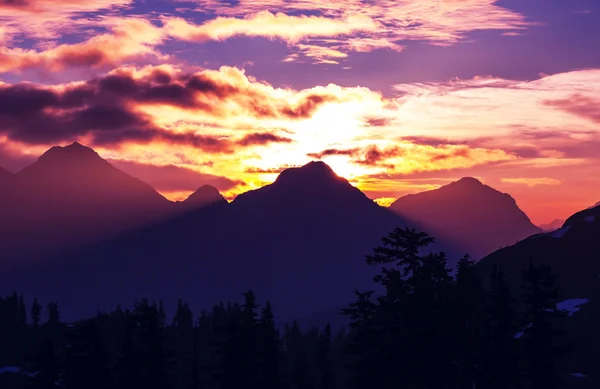Piękny zachód słońca w górach — Zdjęcie stockowe