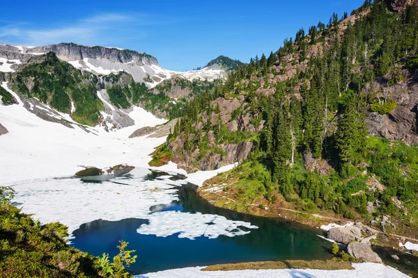 Paisagem pitoresca de lago — Fotografia de Stock