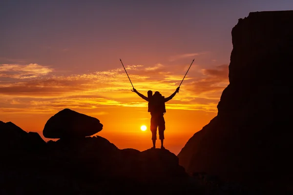 Agains hermoso atardecer —  Fotos de Stock