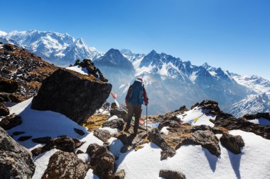 Himalaya Dağları'nda uzun yürüyüşe çıkan kimse