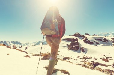 Himalaya Dağları'nda uzun yürüyüşe çıkan kimse