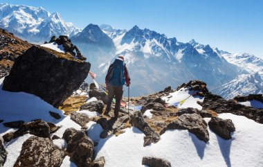 Himalaya Dağları'nda uzun yürüyüşe çıkan kimse