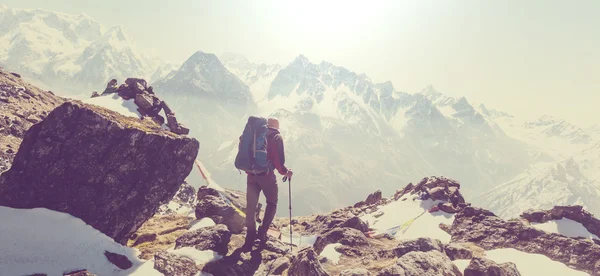 Escursionista in Himalaya montagne — Foto Stock