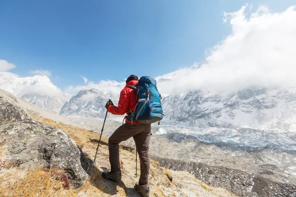 Himalaya Dağları'nda uzun yürüyüşe çıkan kimse — Stok fotoğraf