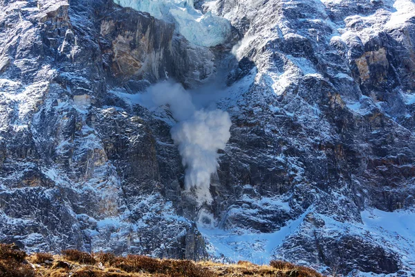 在喜马拉雅山的雪崩 — 图库照片