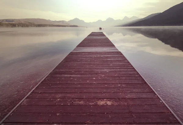 Beautiful pier on lake — Stock Photo, Image