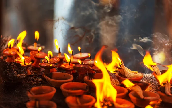 Velas no templo, close-up — Fotografia de Stock