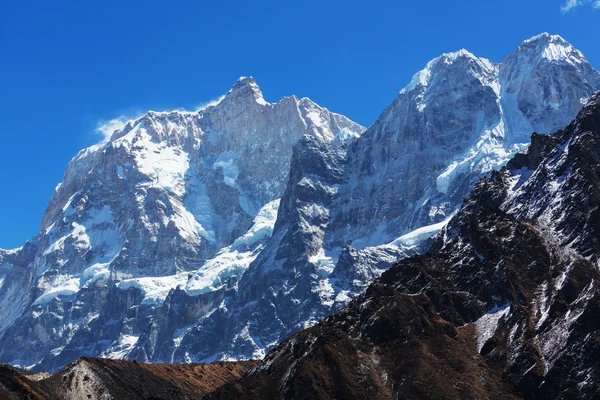 Vacker utsikt över Jannu peak — Stockfoto