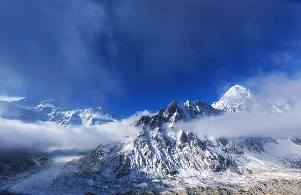 在两座地区山 — 图库照片