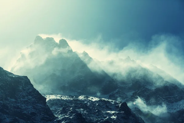 Hermosa silueta de montaña — Foto de Stock