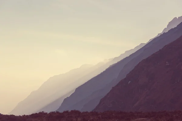 Bella silhouette di montagna — Foto Stock