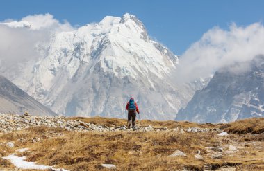 Himalaya Dağları'nda uzun yürüyüşe çıkan kimse