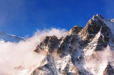 Kanchenjunga dağlarında doğal görünümünü