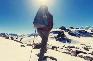 Himalaya Dağları'nda uzun yürüyüşe çıkan kimse