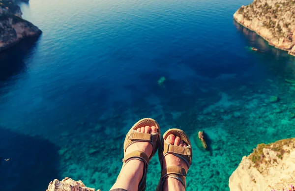 Menschliche Füße über dem Meer — Stockfoto