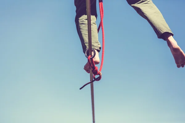 Slacklining é uma prática em equilíbrio — Fotografia de Stock